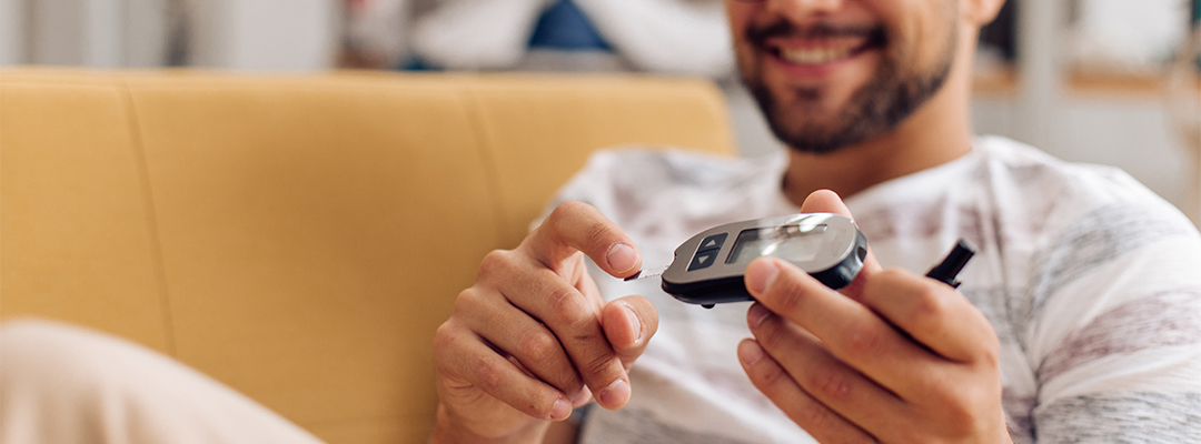 Spermidin und Diabetes: Mann bei der Blutzuckermessung