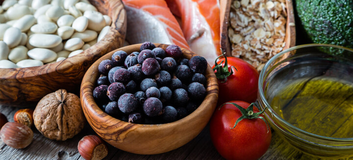 Gesundes Essen für den Anti-Aging-Effekt von Spermidin und Intervallfasten: Heidelbeeren, Haferflocken, Tomaten und Nüsse