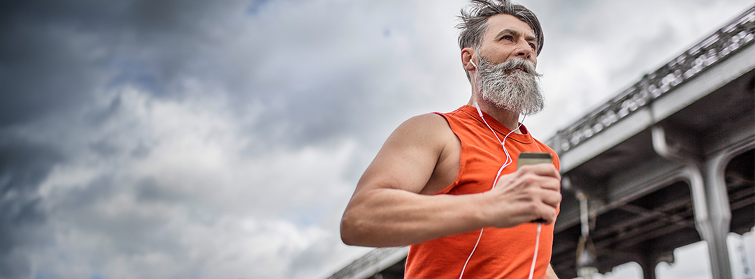 Sportlicher Mann mittleren Alters nimmt Spermidin zur Förderung der Gesundheit